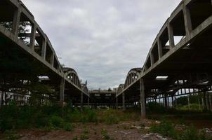 imagem de paisagem de um hangar industrial abandonado com um telhado danificado. foto na lente grande angular