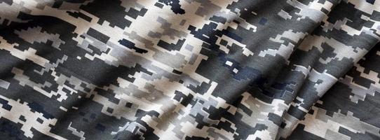 tecido com textura de camuflagem pixelizada militar ucraniana. pano com padrão de camuflagem em formas de pixel cinza, marrom e verde. uniforme oficial de soldados ucranianos foto