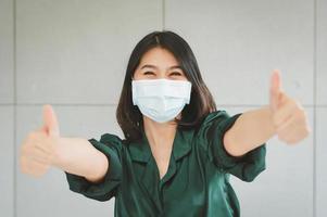 mulher feliz usando máscara médica