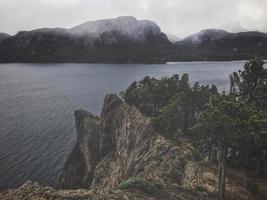 penhasco sobre a água foto