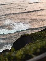 surfistas no oceano foto