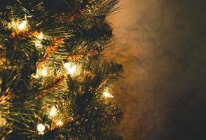 árvore de natal com luzes da corda foto