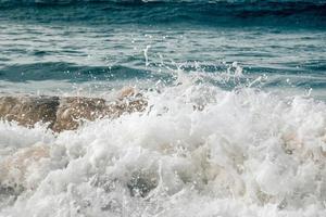 ondas espirrando na praia foto