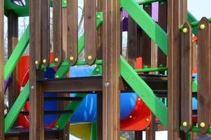 fragmento de um playground feito de plástico e madeira, pintado em cores diferentes foto