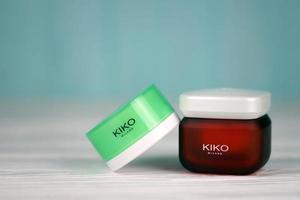kharkiv, ucrânia - 16 de dezembro de 2021 potes de creme kiko milano com logotipo da empresa. kiko milano é uma marca italiana de cosméticos foto