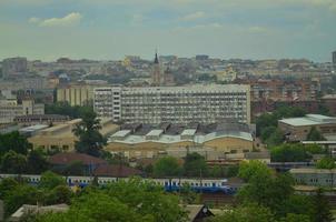 vista do telhado da cidade de kharkov, primavera foto