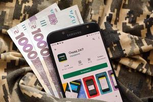 ternopil, ucrânia - 24 de abril de 2022 aplicativo bancário oschadbank na tela do smartphone. oschadbank é importante banco comercial na ucrânia foto