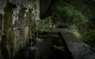 gotas de água na parede de concreto foto