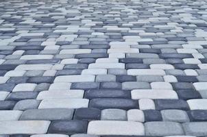 uma foto detalhada da praça, feita de pedra de pavimentação moderna com cantos arredondados. projeto preciso de áreas de pedestres