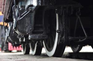 rodas de uma locomotiva moderna russa foto