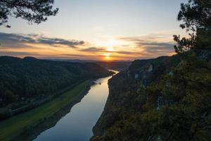 vista aérea do rio durante o amanhecer foto