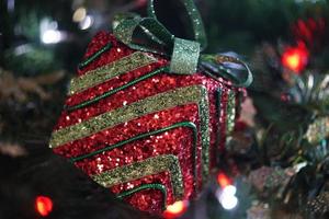 decoração vermelha e verde da árvore de natal foto