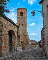 estrada em uma vila medieval italiana foto