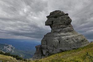 paisagem de montanha, pilares de pedra em forma de fantasmas, ídolos de pedra em um vale de montanha, um desfiladeiro contra o céu. foto