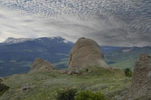 paisagem de montanha, pilares de pedra em forma de fantasmas, ídolos de pedra em um vale de montanha, um desfiladeiro contra o céu. foto