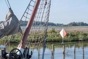 sinal de proibição para navegação com parte do navio foto