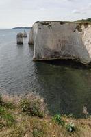 vista do velho harry rocks no handfast point, na ilha de purbeck em dorset foto