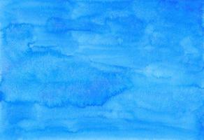 textura de fundo azul-céu profundo em aquarela. calmas manchas azuis sobre papel, pintadas à mão. cenário de pintura em aquarela. foto