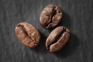 três grãos de café torrados foto