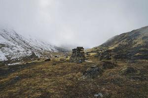 montanha coberta de neve com nuvens densas foto