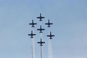 aviões desfilando em formação foto