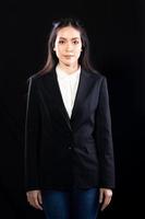 meio corpo 20 anos mulher asiática usar terno formal blazer vestido de camisa. cabelo preto longo e liso feminino se sentir feliz sorriso moda vintage poses perfil olhe para a câmera sobre fundo preto isolado foto