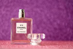 ternopil, ucrânia - 2 de setembro de 2022 chanel número 5 eau estréia mundialmente famoso frasco de perfume francês em fundo de glitter brilhante em cores roxas