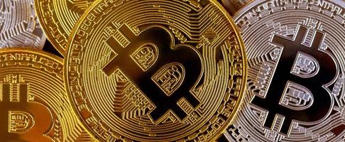 muitos bitcoins dourados. conceito de criptomoeda e dinheiro virtual foto