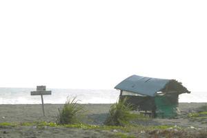 foto de uma cabana para abrigar pessoas na praia durante o dia