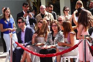 los angeles, 27 de abril - troy garity, maria shriver, lily tomlin, eva longoria na cerimônia de instalação das impressões das mãos e pegadas de jane fonda no cimento no teatro chinês em 27 de abril de 2013 em los angeles, ca foto