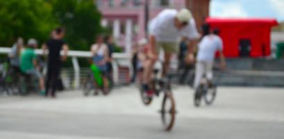 imagem desfocada de muitas pessoas com bicicletas bmx. encontro de fãs de esportes radicais foto