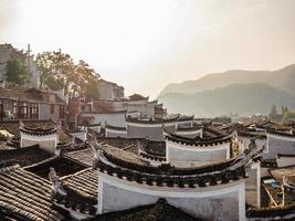 telhado da casa vintage chinesa na cidade velha de fenghuang. cidade antiga de phoenix ou condado de fenghuang é um condado da província de hunan, china