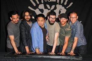 los angeles, 18 de junho - linkin park, mike shinoda, rob bourdon, joe hahn, brad delson, dave farrell, chester bennington no linkin park rockwalk cerimônia de posse no guitar center em 18 de junho de 2014 em los angeles, ca foto