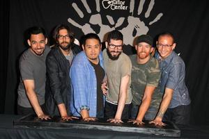 los angeles, 18 de junho - linkin park, mike shinoda, rob bourdon, joe hahn, brad delson, dave farrell, chester bennington no linkin park rockwalk cerimônia de posse no guitar center em 18 de junho de 2014 em los angeles, ca foto