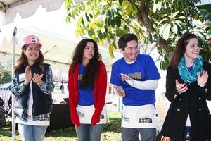 los angeles, 9 de fevereiro - lisa locicero, theresa castillo, jimmy dreshler, jen lilley no 4º hospital geral habitat for humanity fan build day na 191 e marker street em 9 de fevereiro de 2013 em long beach, ca foto