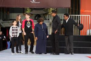 los angeles, 26 de janeiro - cobertor jackson, paris jackson, prince jackson, tito jackson, jackie jackson, katherine jackson no michael jackson imortalizou a impressão da mão e a cerimônia da pegada no teatro chinês graumans em 26 de janeiro de 2012 em los angeles, ca foto