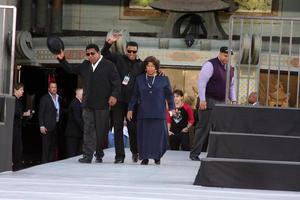 los angeles, 26 de janeiro - tito jackson, jackie jackson, katherine jackson no michael jackson imortalizou a impressão da mão e a cerimônia da pegada no teatro chinês graumans em 26 de janeiro de 2012 em los angeles, ca foto