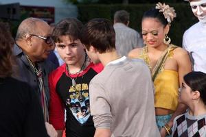 los angeles, 26 de janeiro - quincy jones, prince jackson, justin bieber no michael jackson imortalizou a impressão da mão e a cerimônia da pegada no teatro chinês graumans em 26 de janeiro de 2012 em los angeles, ca foto