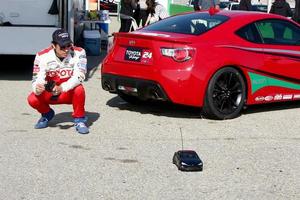 los angeles, 23 de março - michael trucco brincando com um carro de controle remoto no 37º treinamento anual toyota pro celebridade race training no willow springs international speedway em 23 de março de 2013 em rosamond, ca foto exclusiva