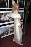 Los Angeles, 27 de Maio - Donna Mills no Desaparecido Marilyn Monroe Imagens reveladas, apresentadas pelo elenco de rainhas do drama que usaram vestidos reais de Marilyn no evento no Museu de Hollywood em 27 de Maio de 2015 em Los Angeles, Ca foto