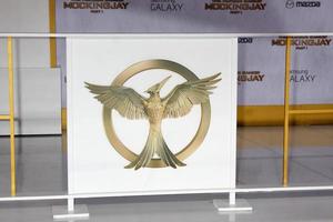 m los angeles, 17 de novembro - emblema mockingjay nos jogos vorazes - mockingjay parte 1 estréia no teatro nokia em 17 de novembro de 2014 em los angeles, ca foto