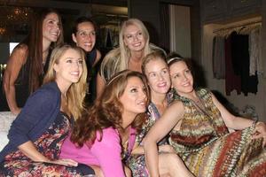 los angeles, 14 de novembro - alex meneses e amigos, jadyn douglas, penelope ann miller, joely fisher e angeline-rose troy no evento de compras privado na princesa nua em 14 de novembro de 2015 em los angeles, ca foto