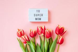 cartão de dia das mães com flores de tulipa vermelha foto