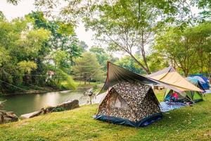 barracas de acampamento na grama foto