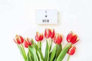 cartão de dia das mães com flores de tulipa vermelha foto