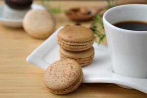 macarons com uma xícara de café foto