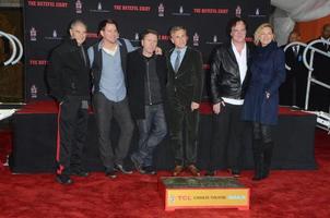 los angeles, 5 de janeiro - robert forster, channing tatum, tim roth, christoph waltz, quentin tarantino, zoe bell na cerimônia de mãos e pegadas de quentin tarantino no tcl chinese theatre imax em 5 de janeiro de 2016 em los angeles, ca foto