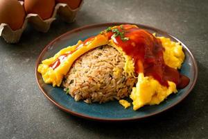 arroz frito aromatizado em embalagem de omelete foto