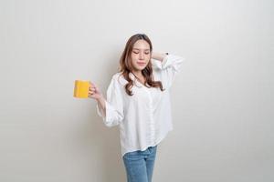 retrato linda mulher asiática segurando uma xícara de café ou caneca foto