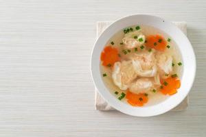 sopa de bolinho de camarão em tigela branca foto